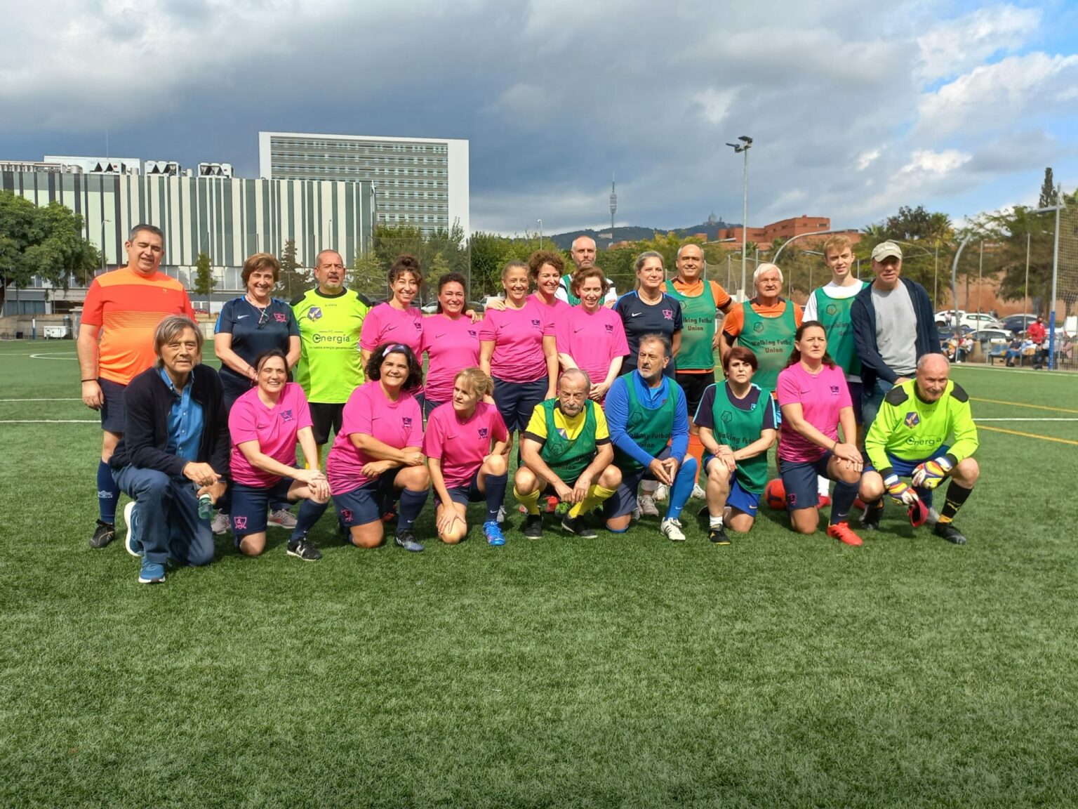 Jugadors i jugadores reunits després d’un partit