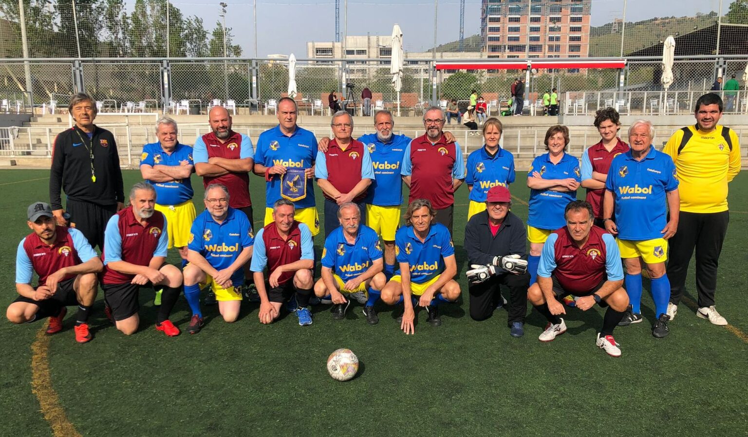 Dos equips de WABOL posen junts al camp