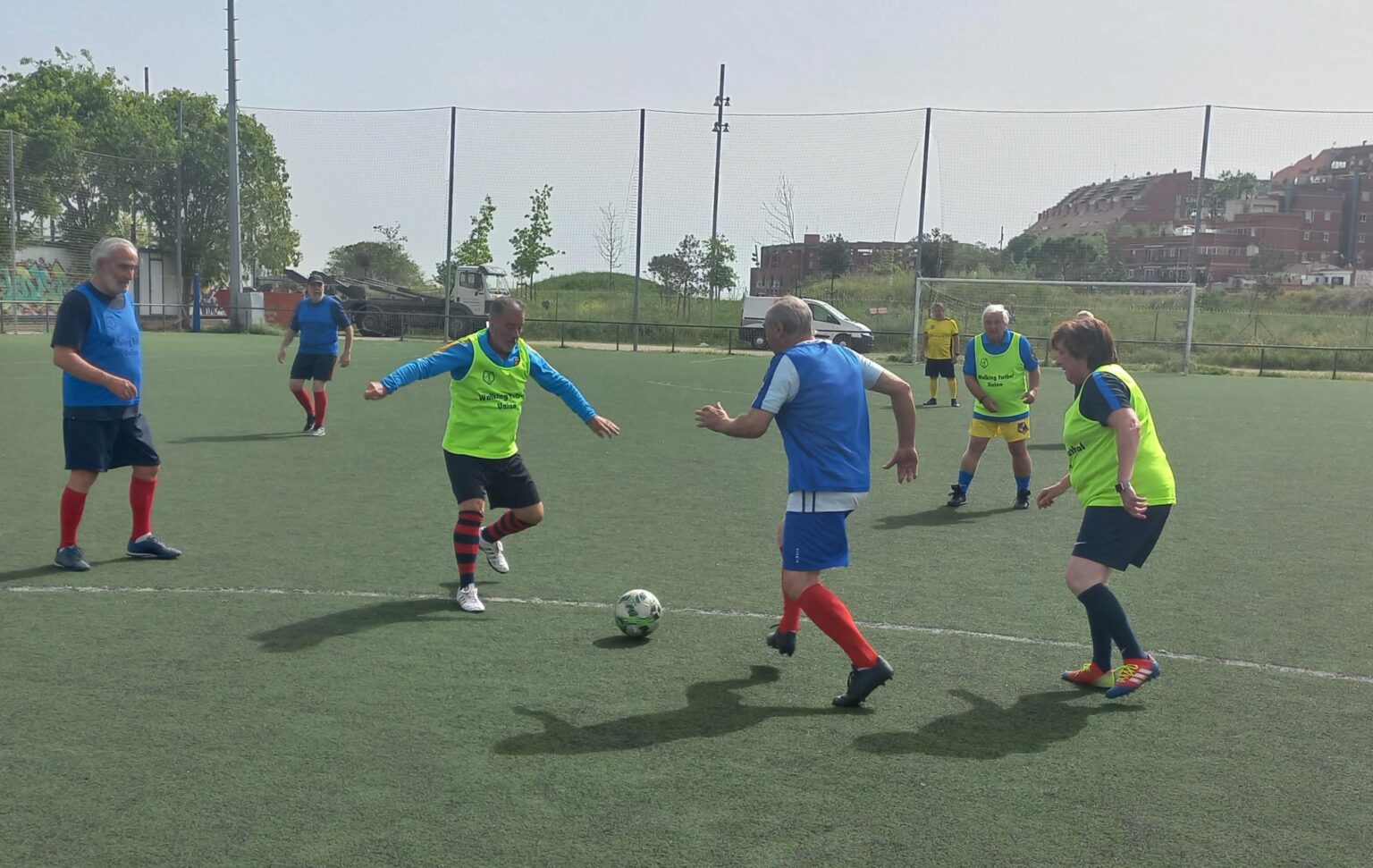 Jugadors i jugadores disputen la pilota en un partit de WABOL