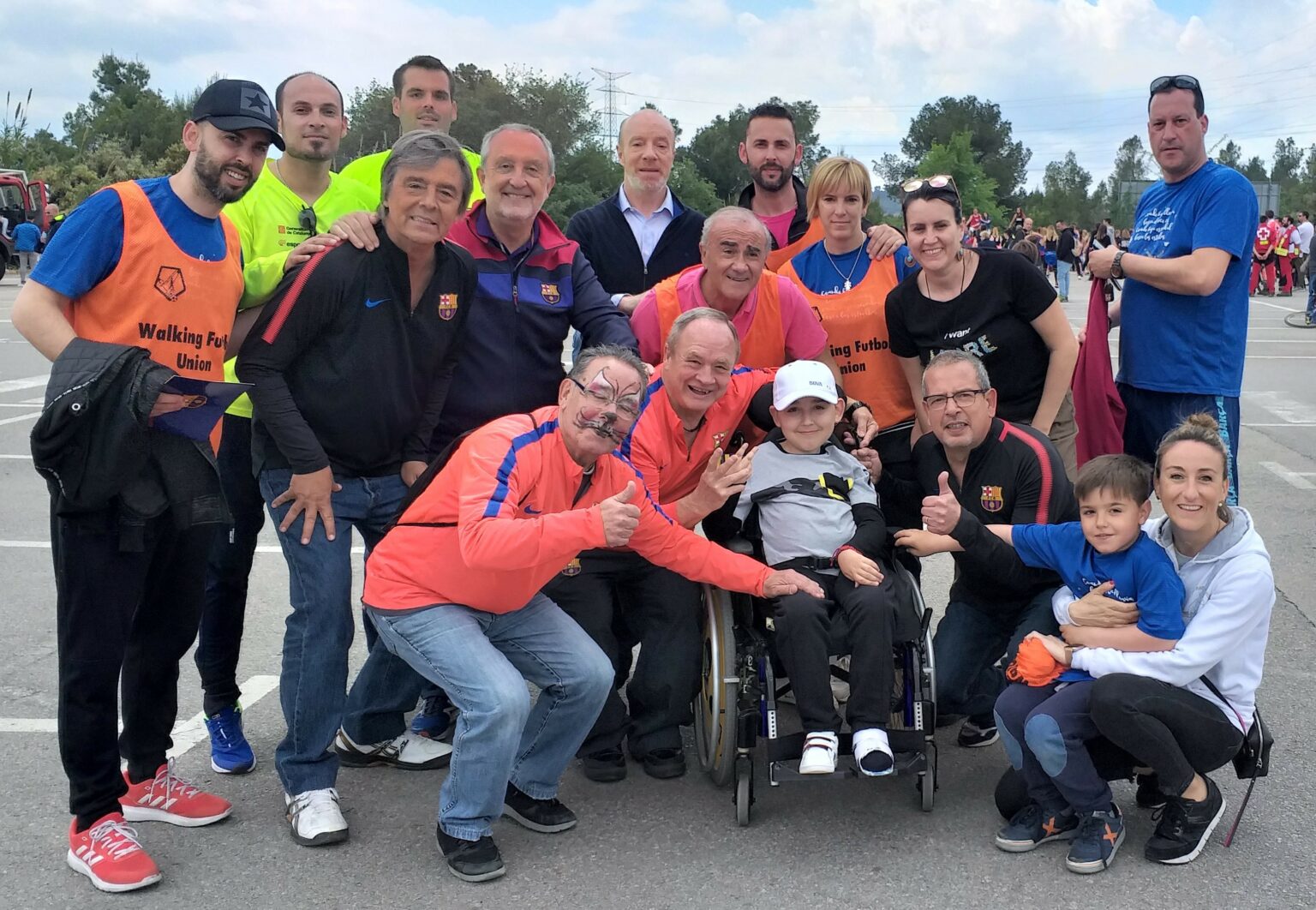 Participants de WABOL i famílies en una trobada solidària